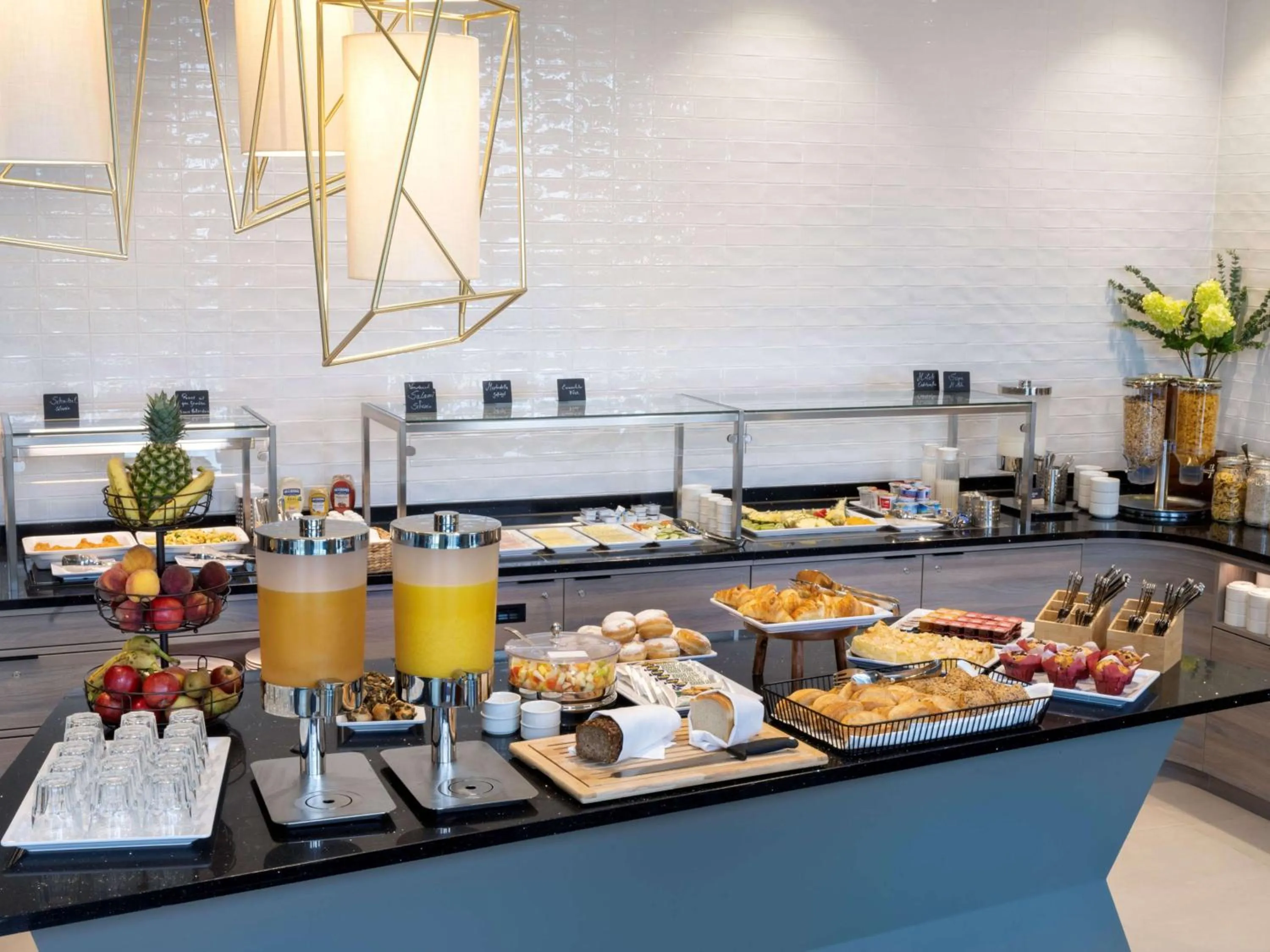 Food and drinks in Hampton By Hilton Celle