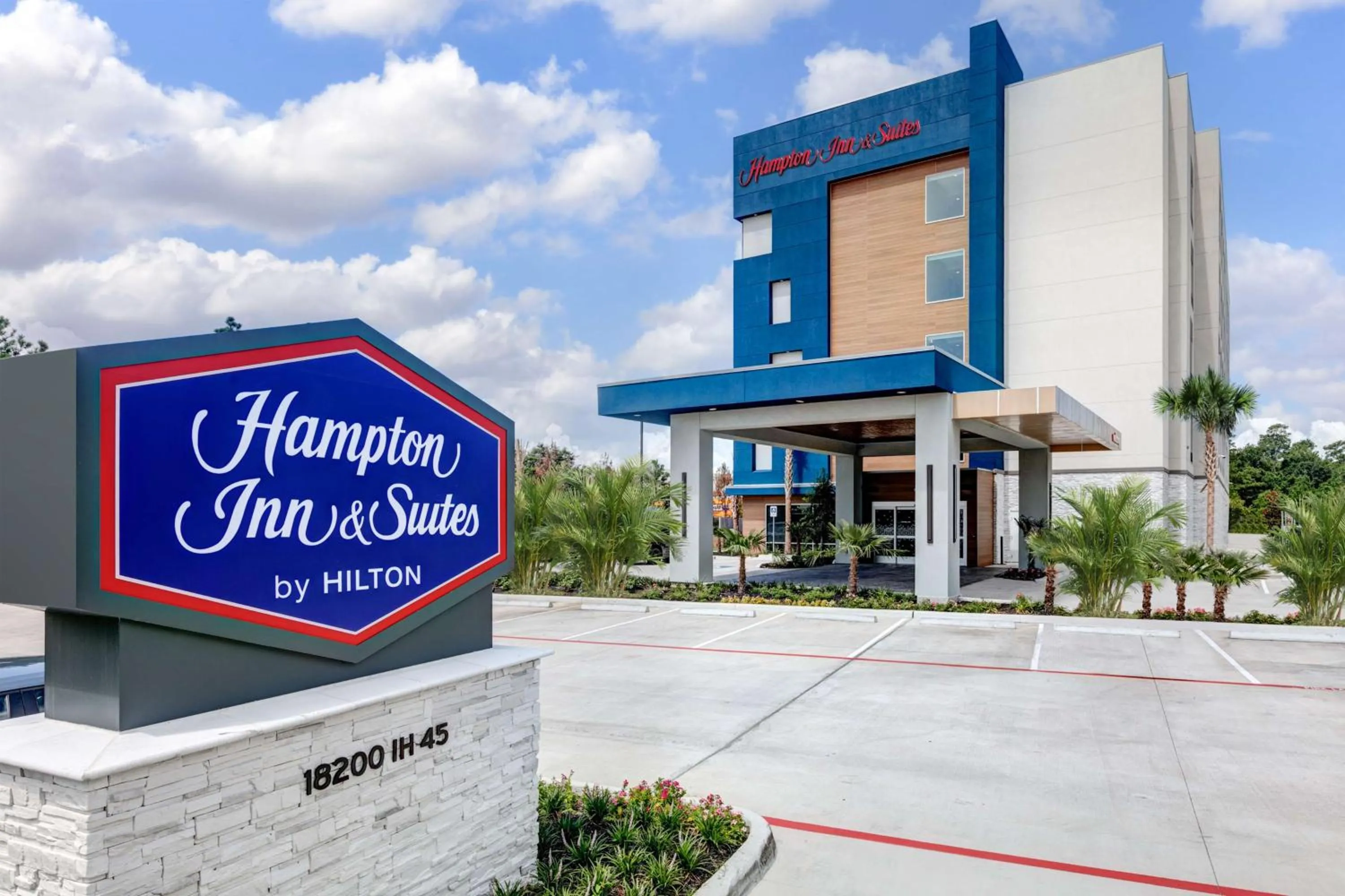 Property building in Hampton Inn & Suites by Hilton Shenandoah The Woodlands