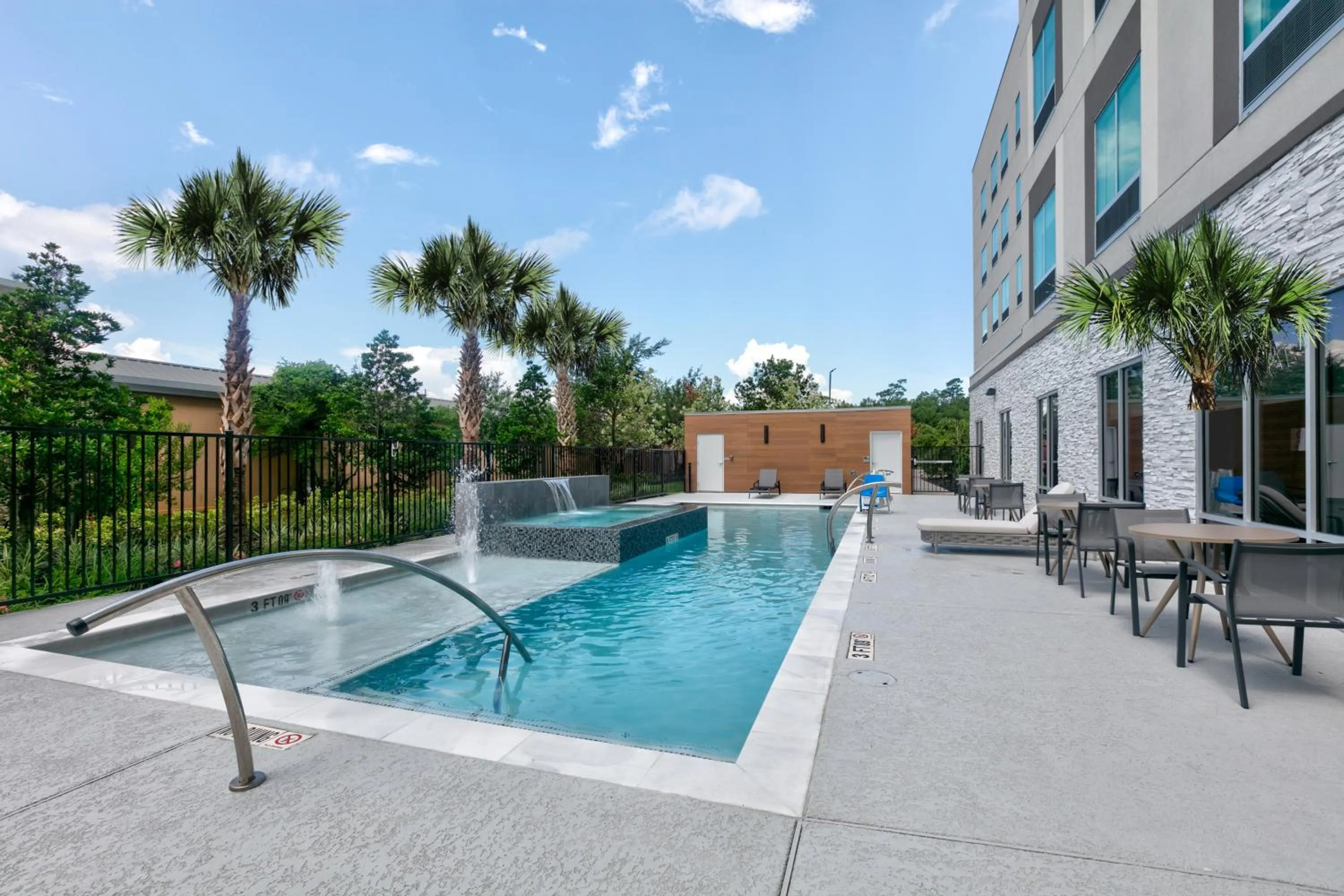Swimming pool in Hampton Inn & Suites by Hilton Shenandoah The Woodlands