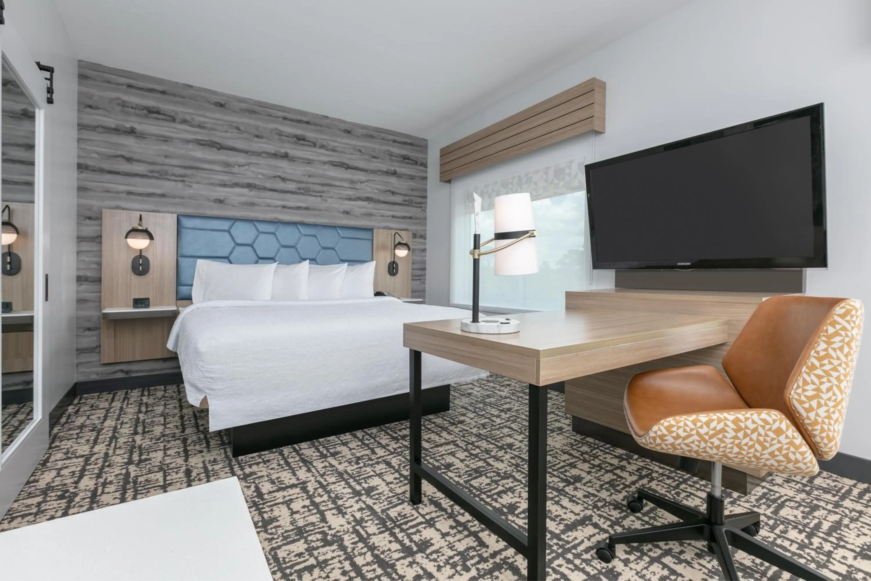 Bed in Hampton Inn & Suites by Hilton Shenandoah The Woodlands