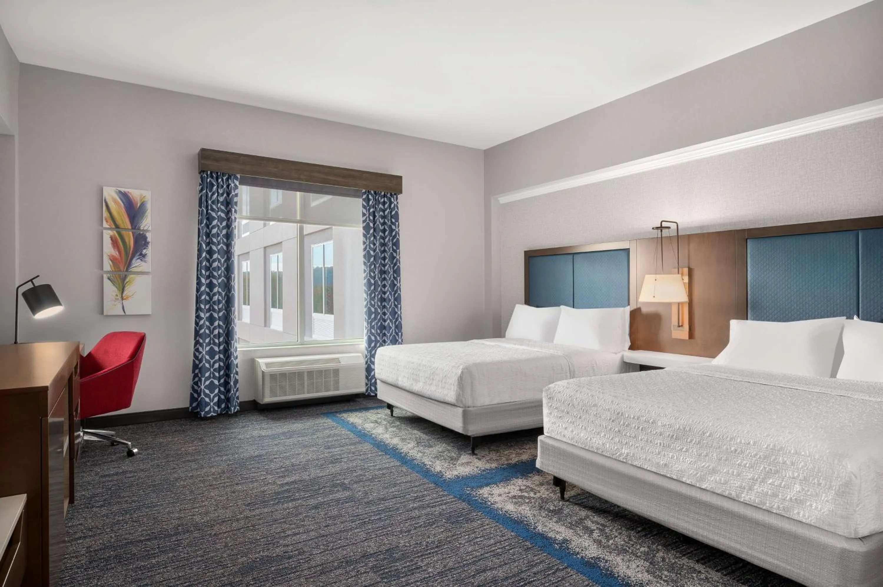 Bed in Hampton Inn & Suites by Hilton Pittsboro