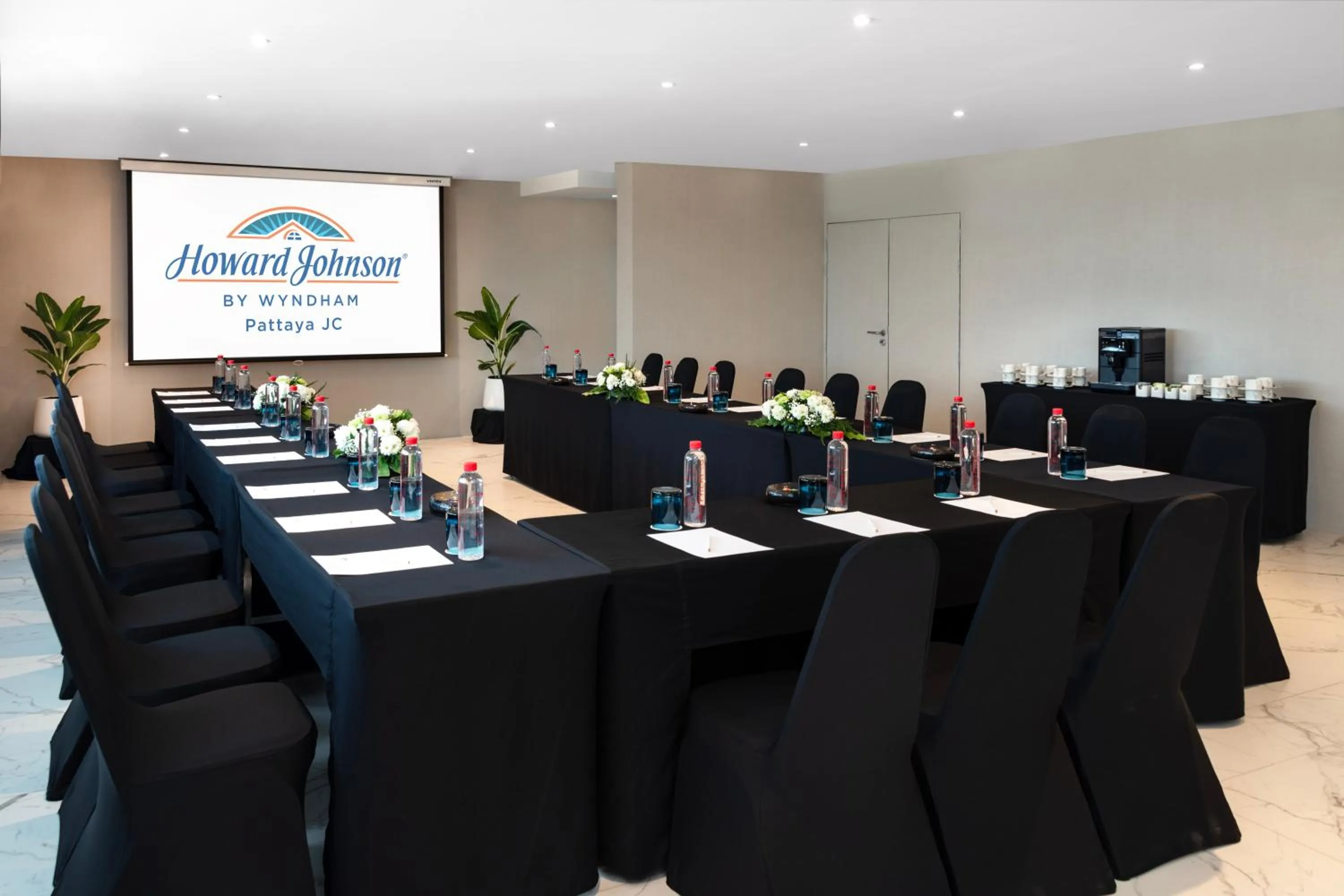 Meeting/conference room in Howard Johnson by Wyndham Pattaya JC