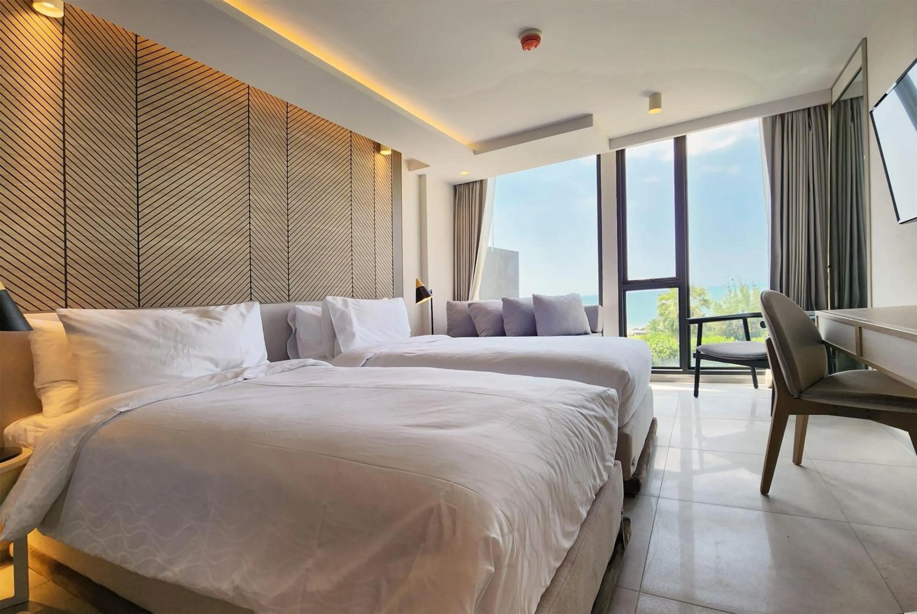 Photo of the whole room, Bed in Howard Johnson by Wyndham Pattaya JC