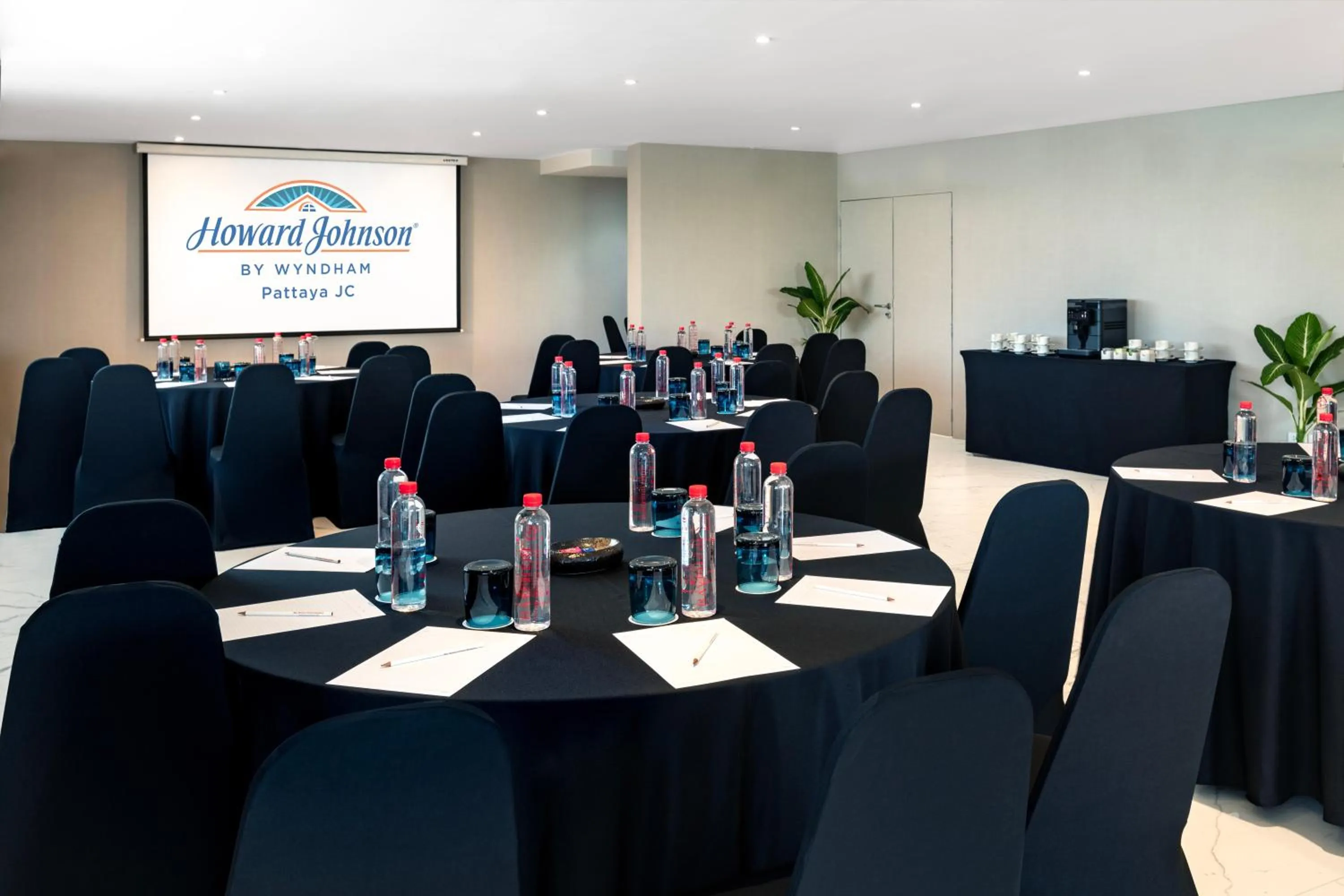 Meeting/conference room in Howard Johnson by Wyndham Pattaya JC