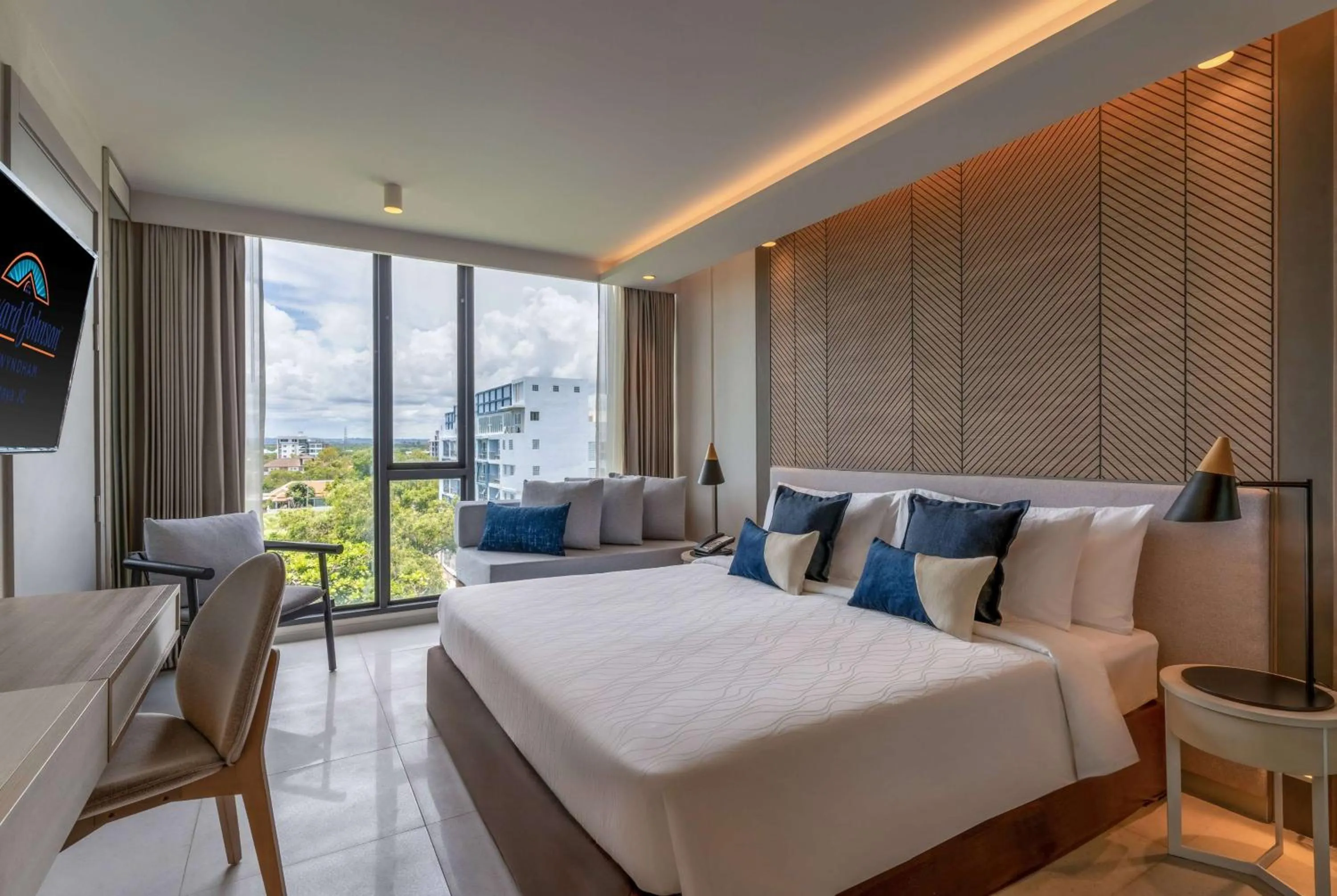 Photo of the whole room, Bed in Howard Johnson by Wyndham Pattaya JC