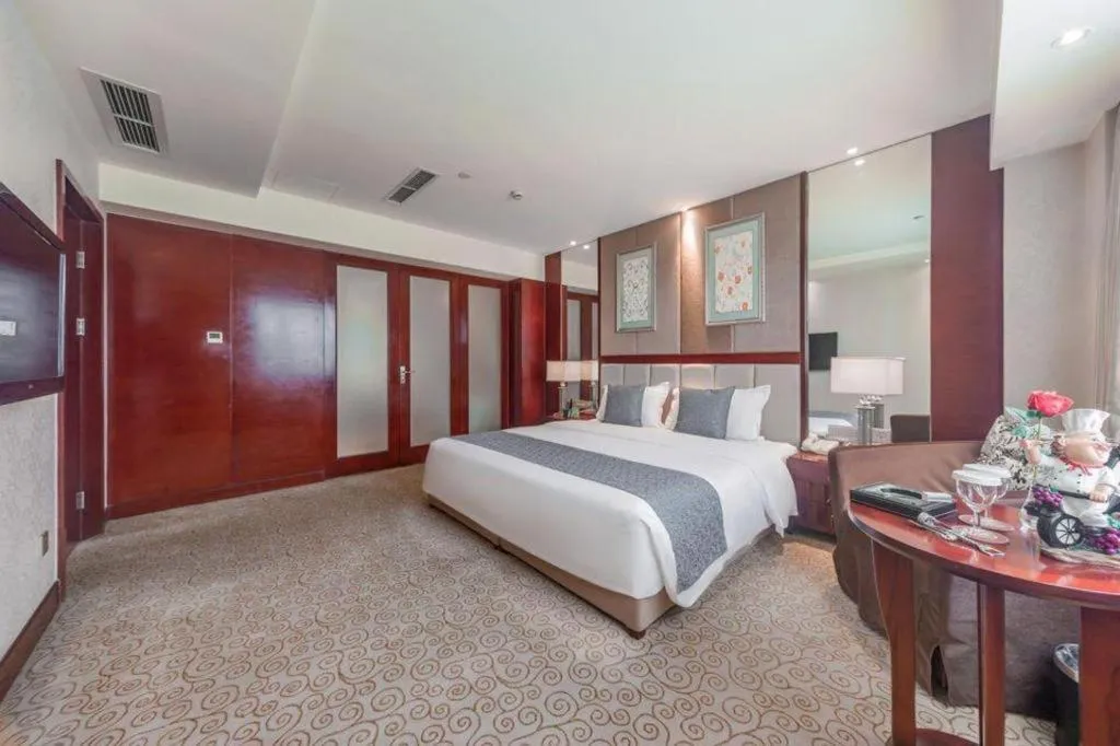 Bed in Chengdu Yinsheng International Hotel