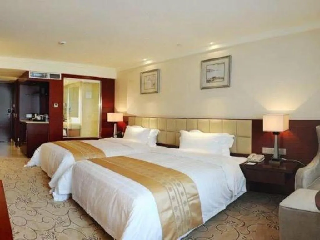 Bed in Chengdu Yinsheng International Hotel