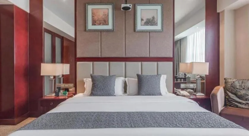 Bed in Chengdu Yinsheng International Hotel