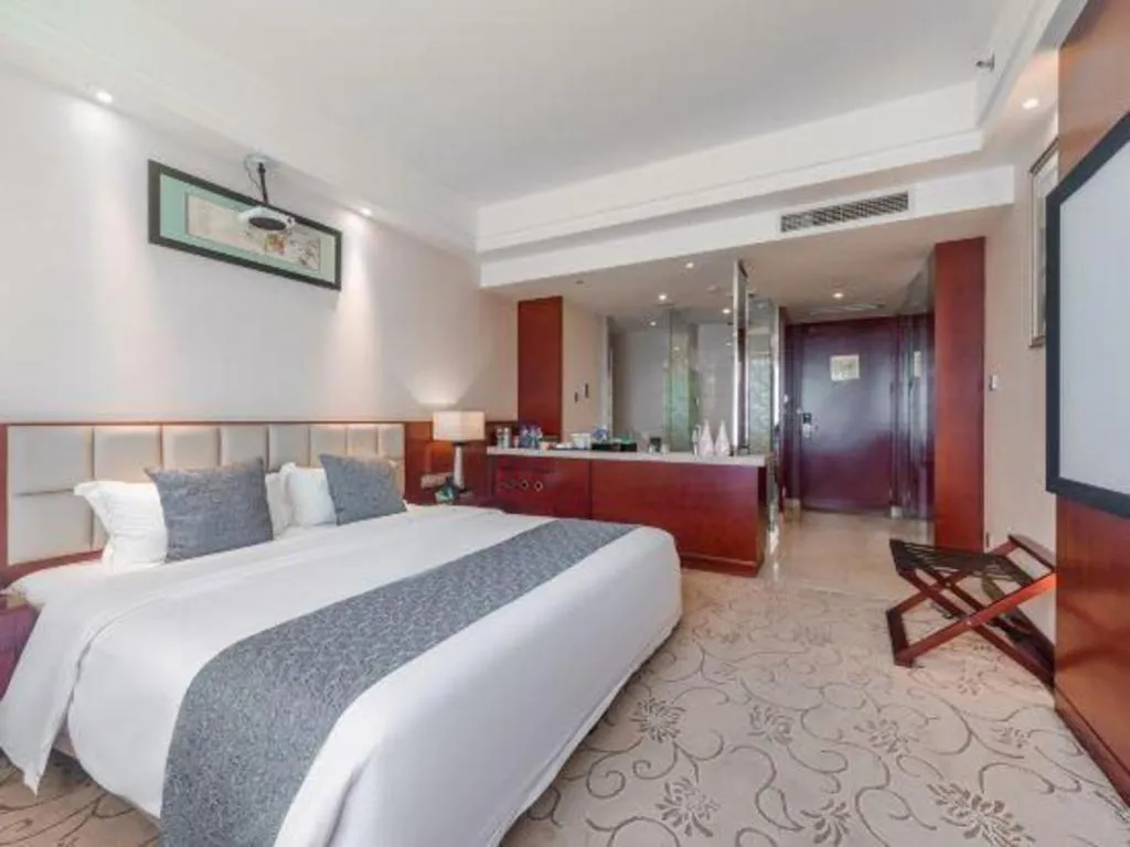 Bed in Chengdu Yinsheng International Hotel