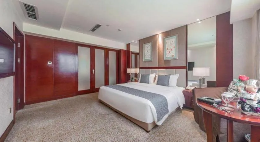 Bed in Chengdu Yinsheng International Hotel