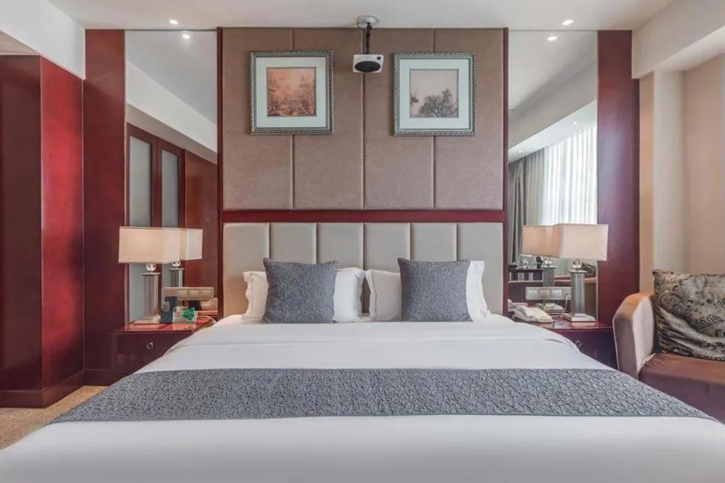 Bed in Chengdu Yinsheng International Hotel