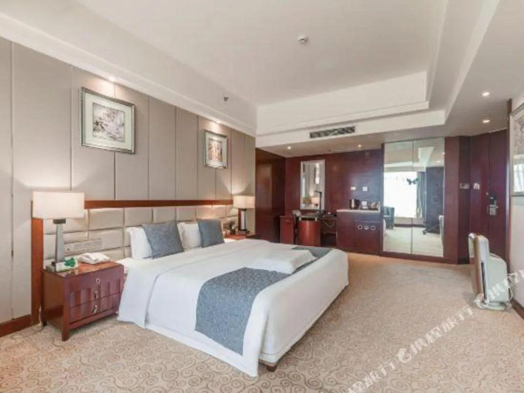Bed in Chengdu Yinsheng International Hotel