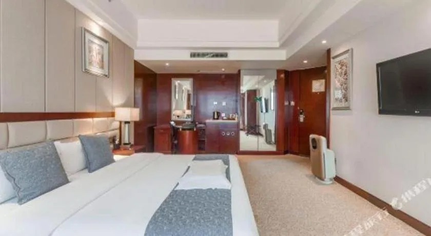 Bed in Chengdu Yinsheng International Hotel