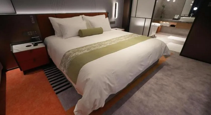 Bed in Ningbo East Shipu Hotel