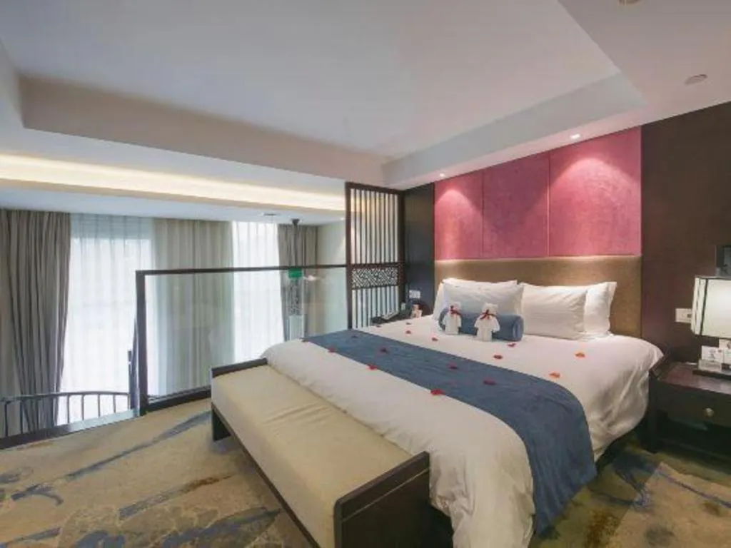 Bed in Ningbo East Shipu Hotel