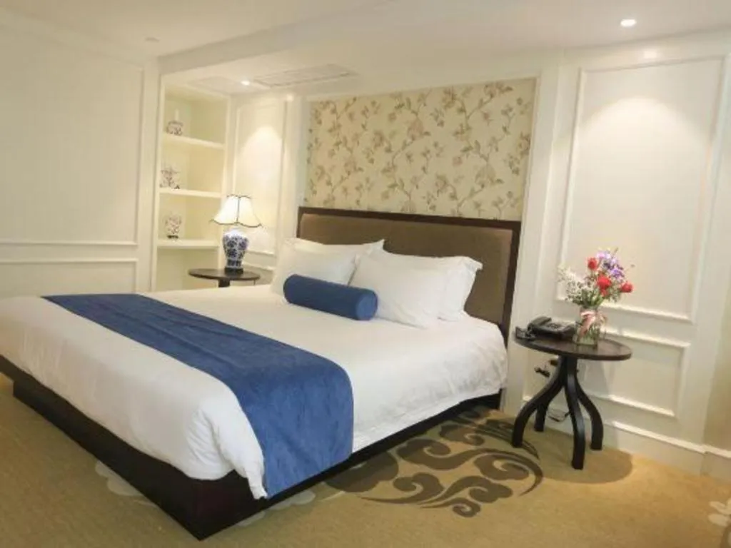 Bed in Ningbo East Shipu Hotel