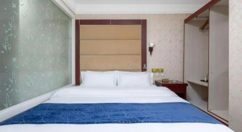 Bed in Weihai Huayu Business Hotel