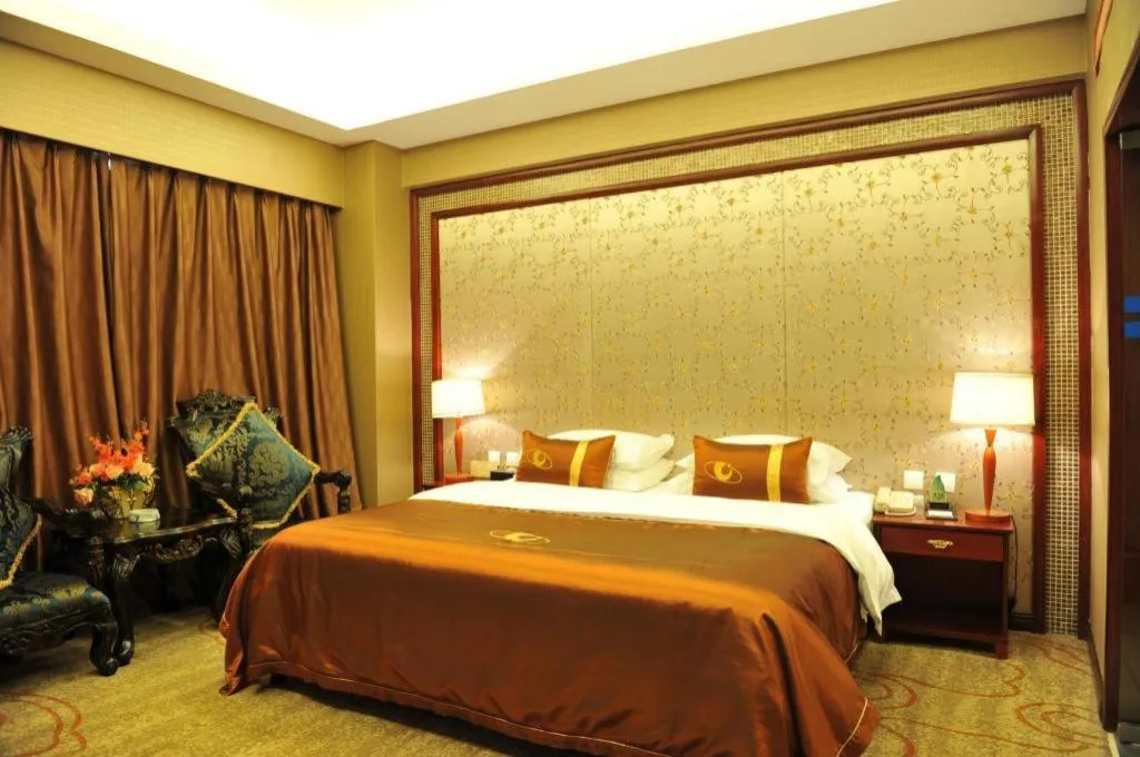 Bed in Kunming Zhong Huang Hotel