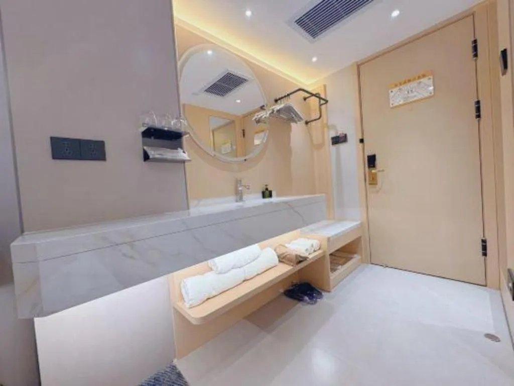 Bed in Kunming Zhong Huang Hotel