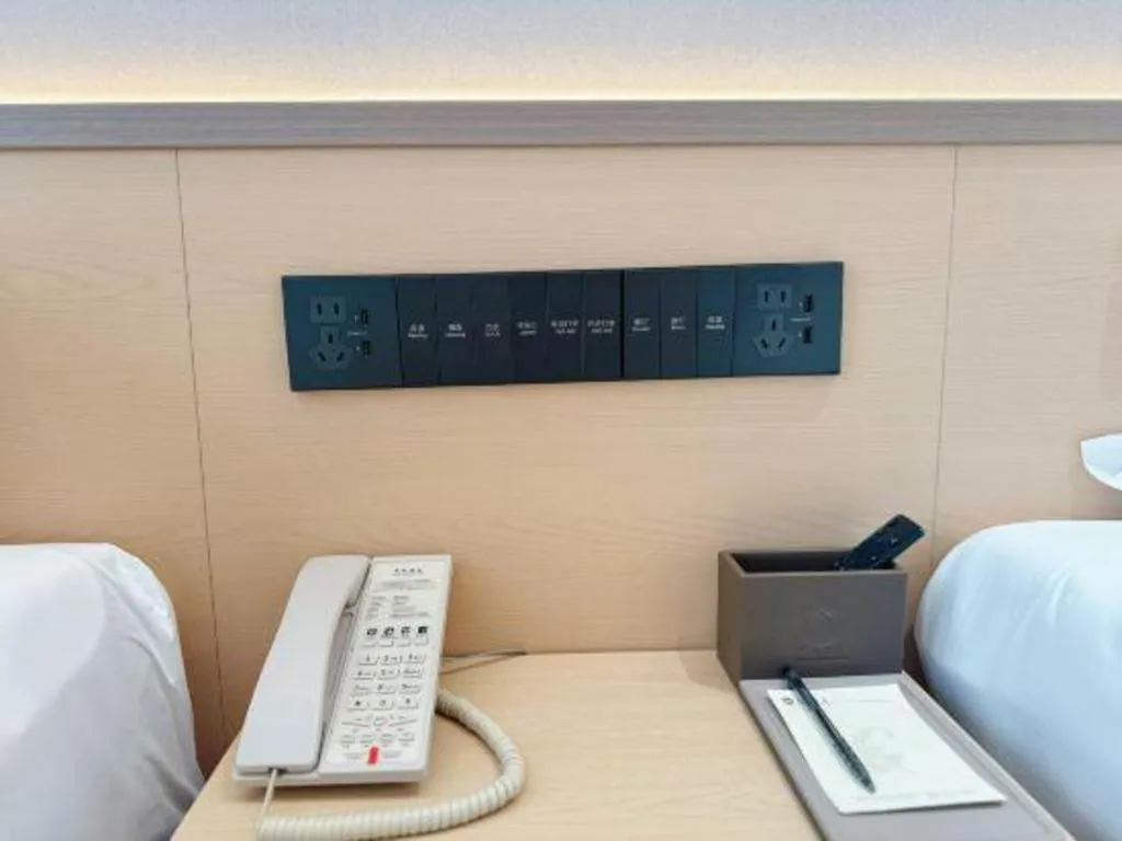 Bed in Kunming Zhong Huang Hotel