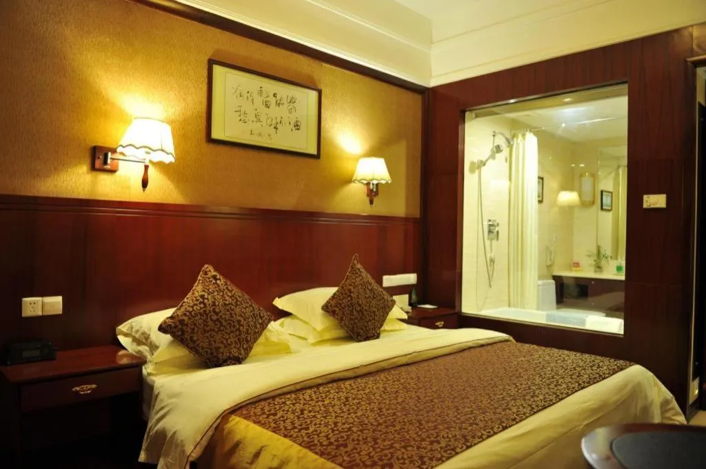 Bed in Kunming Zhong Huang Hotel