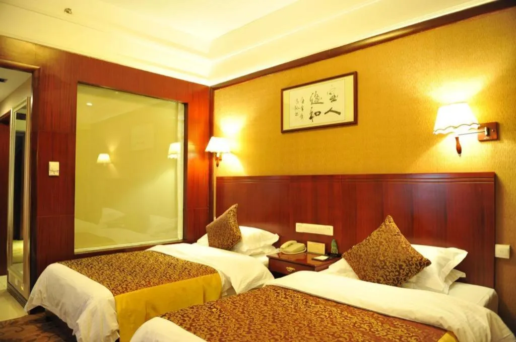 Bed in Kunming Zhong Huang Hotel