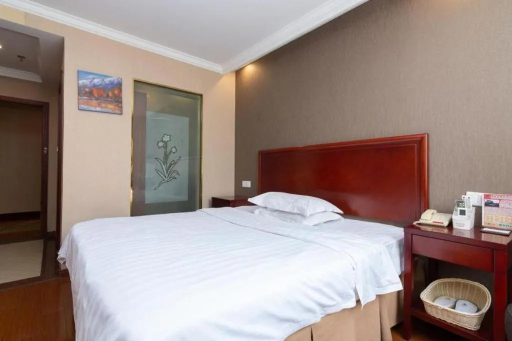 Bed in GreenTree Inn Shanghai Songjiang Xinqiao Jiuxin Road Express Hotel
