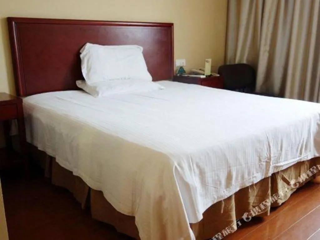 Bed in GreenTree Inn Shanghai Songjiang Xinqiao Jiuxin Road Express Hotel