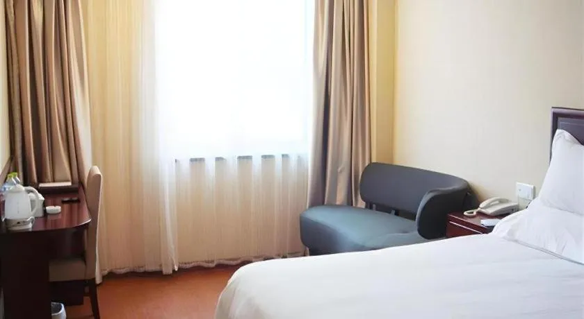 Bed in GreenTree Inn Shanghai Songjiang Xinqiao Jiuxin Road Express Hotel