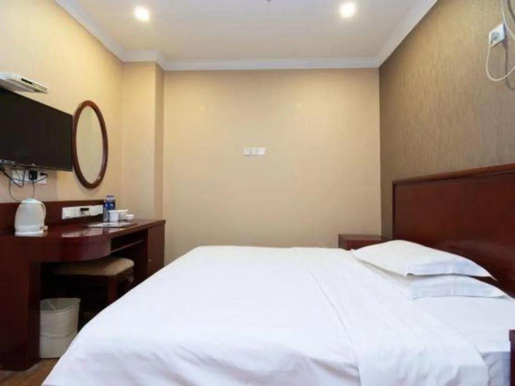 Bed in GreenTree Inn Shanghai Songjiang Xinqiao Jiuxin Road Express Hotel