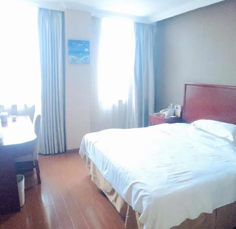 Bed in GreenTree Inn Shanghai Songjiang Xinqiao Jiuxin Road Express Hotel