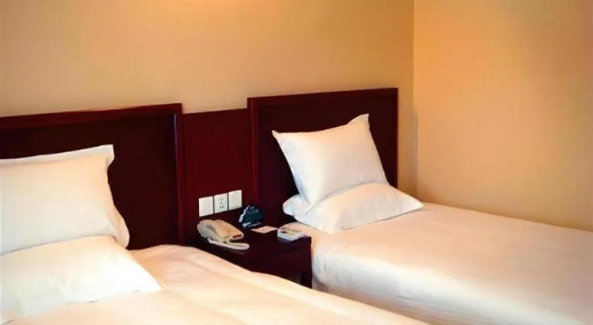 Bed in GreenTree Inn Shanghai Songjiang Xinqiao Jiuxin Road Express Hotel