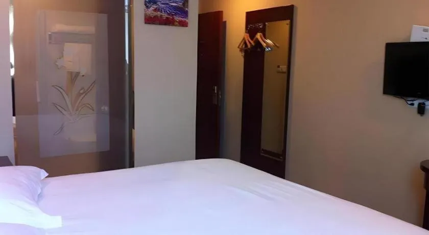 Bed in GreenTree Inn Shanghai Songjiang Xinqiao Jiuxin Road Express Hotel