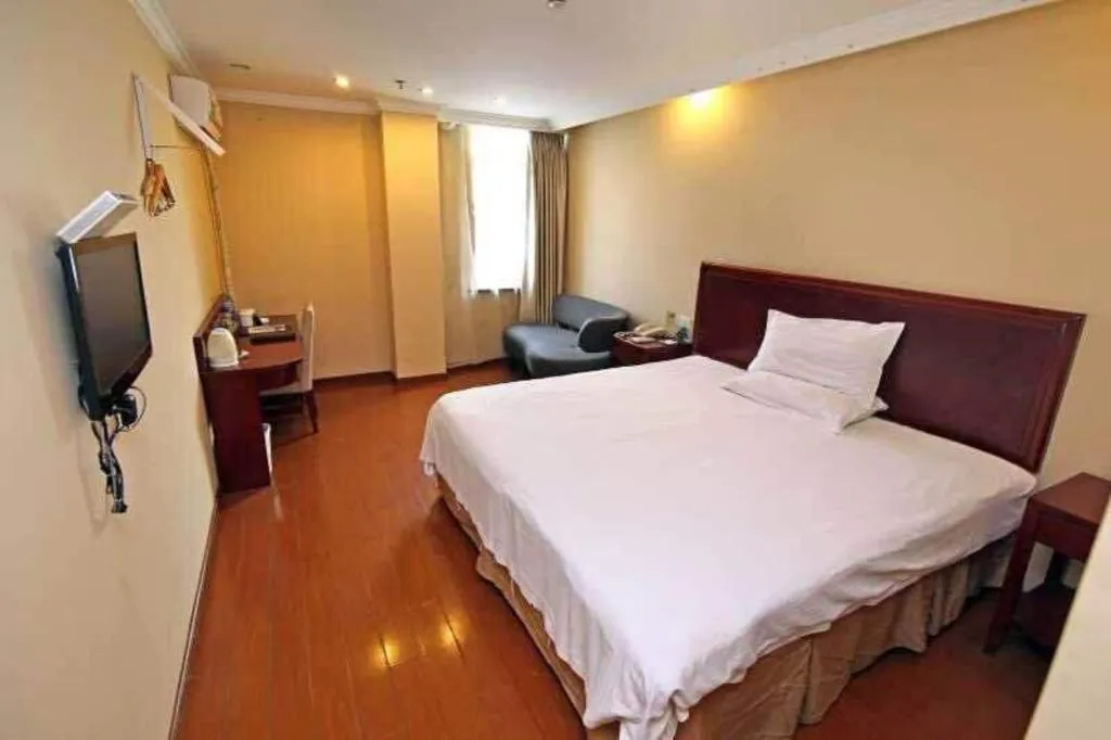 Bed in GreenTree Inn Shanghai Songjiang Xinqiao Jiuxin Road Express Hotel