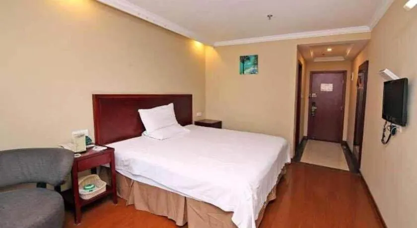 Bed in GreenTree Inn Shanghai Songjiang Xinqiao Jiuxin Road Express Hotel