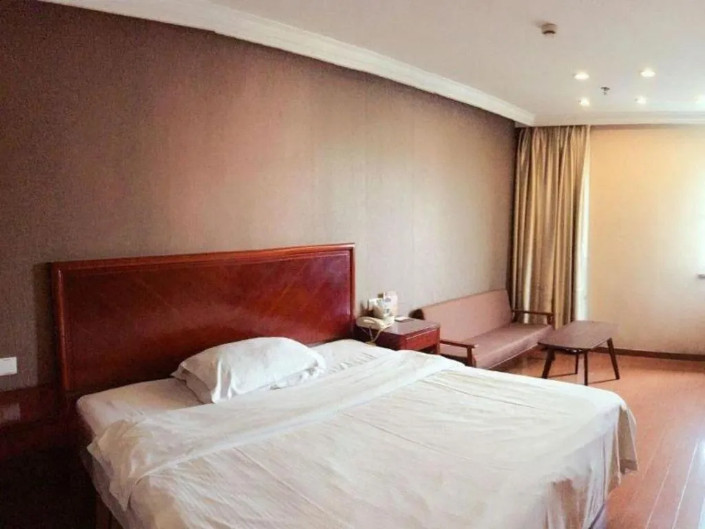 Bed in GreenTree Inn Shanghai Songjiang Xinqiao Jiuxin Road Express Hotel