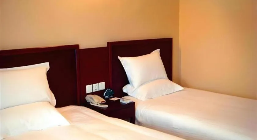 Bed in GreenTree Inn Shanghai Songjiang Xinqiao Jiuxin Road Express Hotel