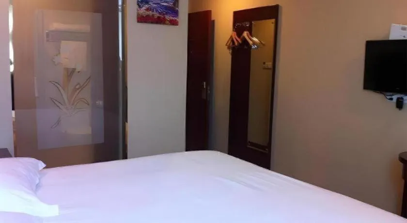 Bed in GreenTree Inn Shanghai Songjiang Xinqiao Jiuxin Road Express Hotel