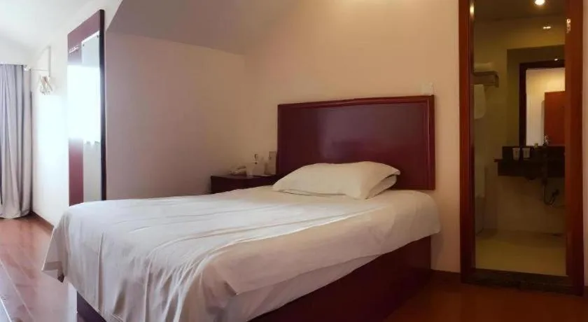 Bed in GreenTree Inn Shanghai Songjiang Xinqiao Jiuxin Road Express Hotel