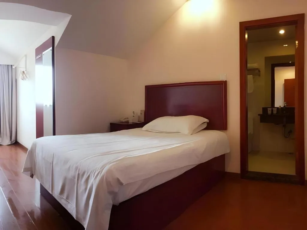 Bed in GreenTree Inn Shanghai Songjiang Xinqiao Jiuxin Road Express Hotel