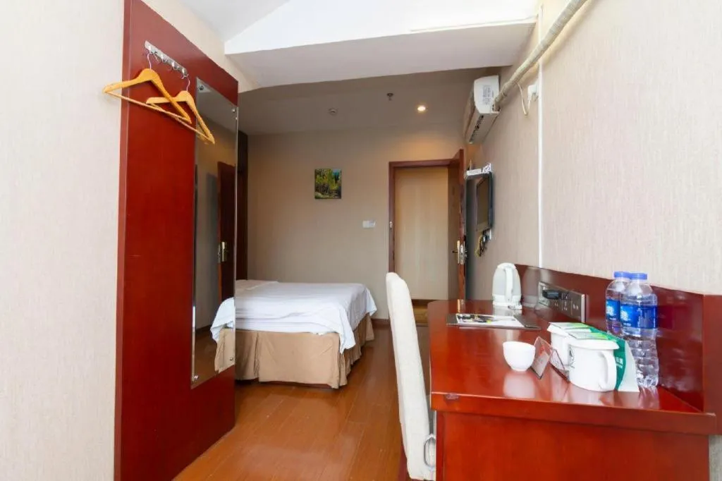 Bed in GreenTree Inn Shanghai Songjiang Xinqiao Jiuxin Road Express Hotel
