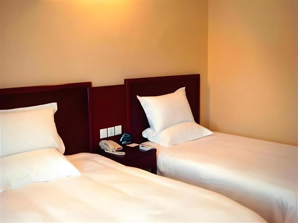Bed in GreenTree Inn Shanghai Songjiang Xinqiao Jiuxin Road Express Hotel