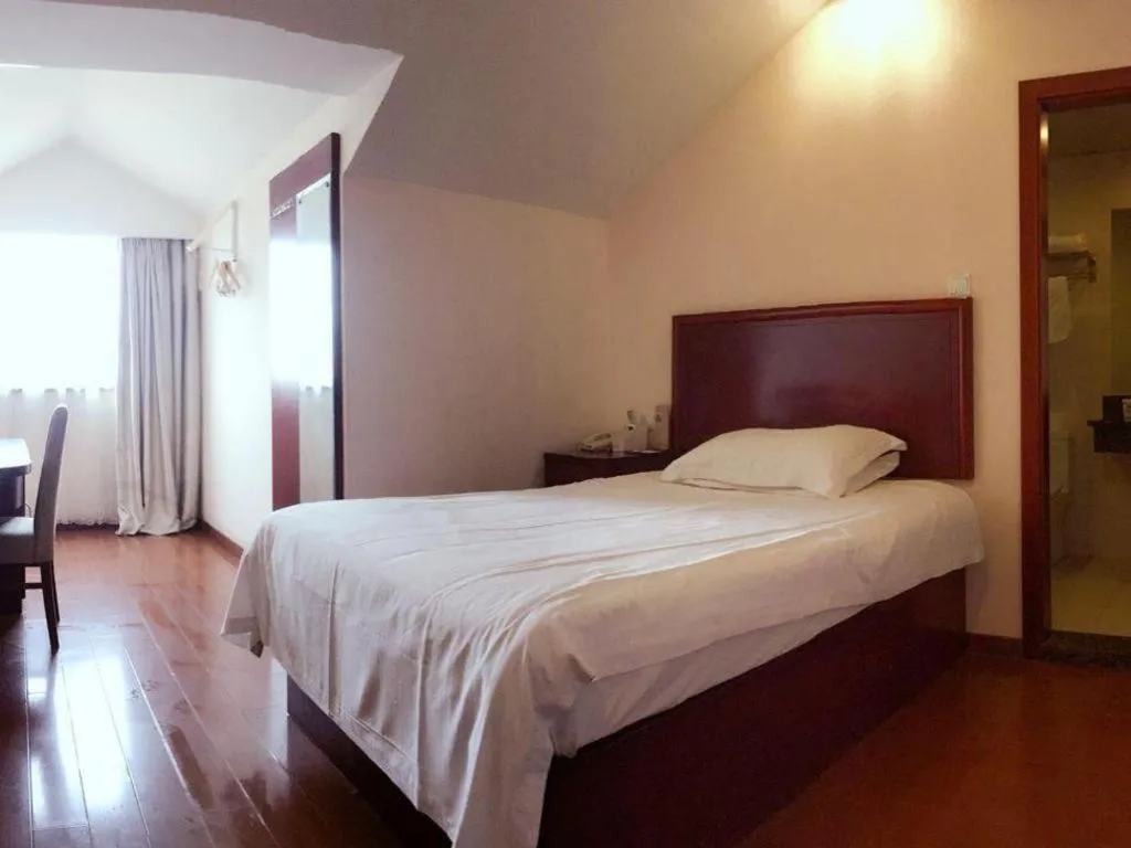 Bed in GreenTree Inn Shanghai Songjiang Xinqiao Jiuxin Road Express Hotel
