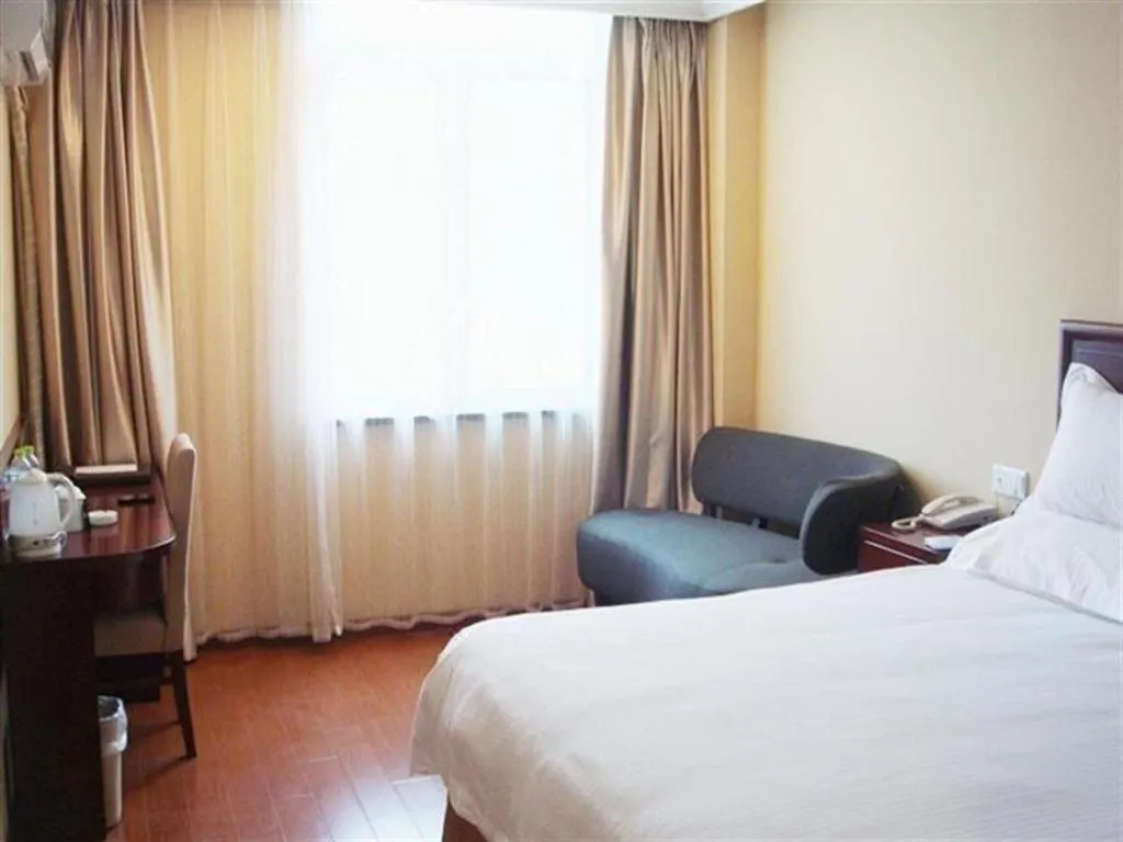 Bed in GreenTree Inn Shanghai Songjiang Xinqiao Jiuxin Road Express Hotel