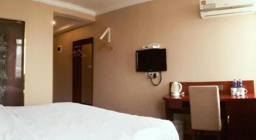 Bed in GreenTree Inn Shanghai Songjiang Xinqiao Jiuxin Road Express Hotel