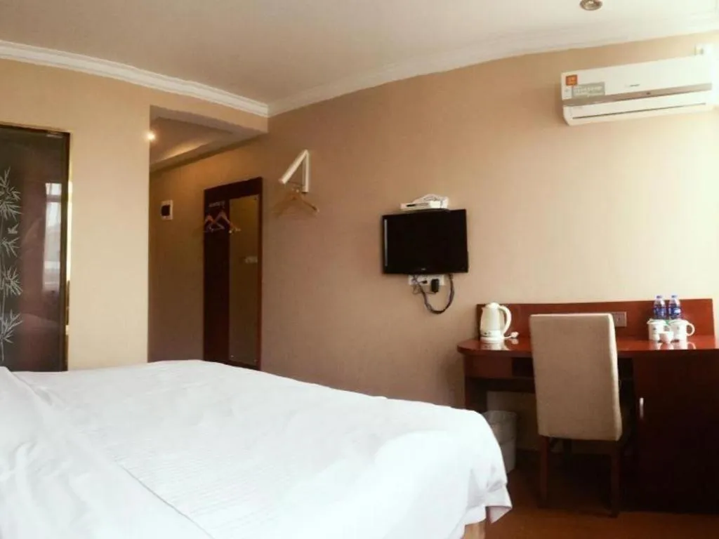 Bed in GreenTree Inn Shanghai Songjiang Xinqiao Jiuxin Road Express Hotel