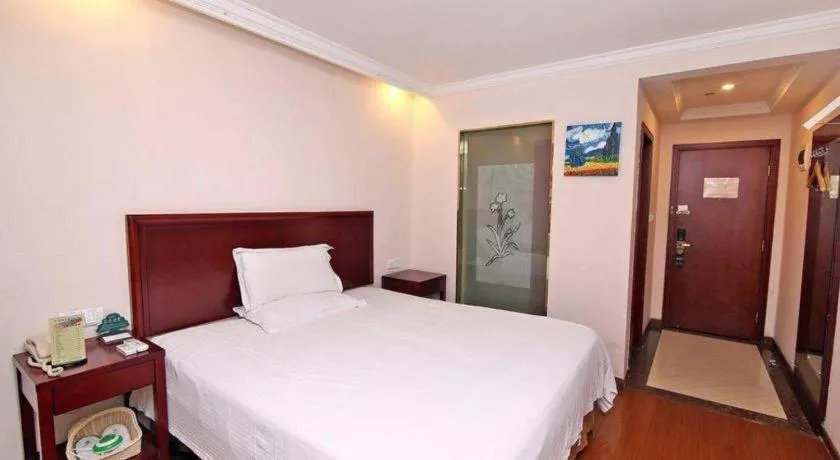 Bed in GreenTree Inn Shanghai Songjiang Xinqiao Jiuxin Road Express Hotel