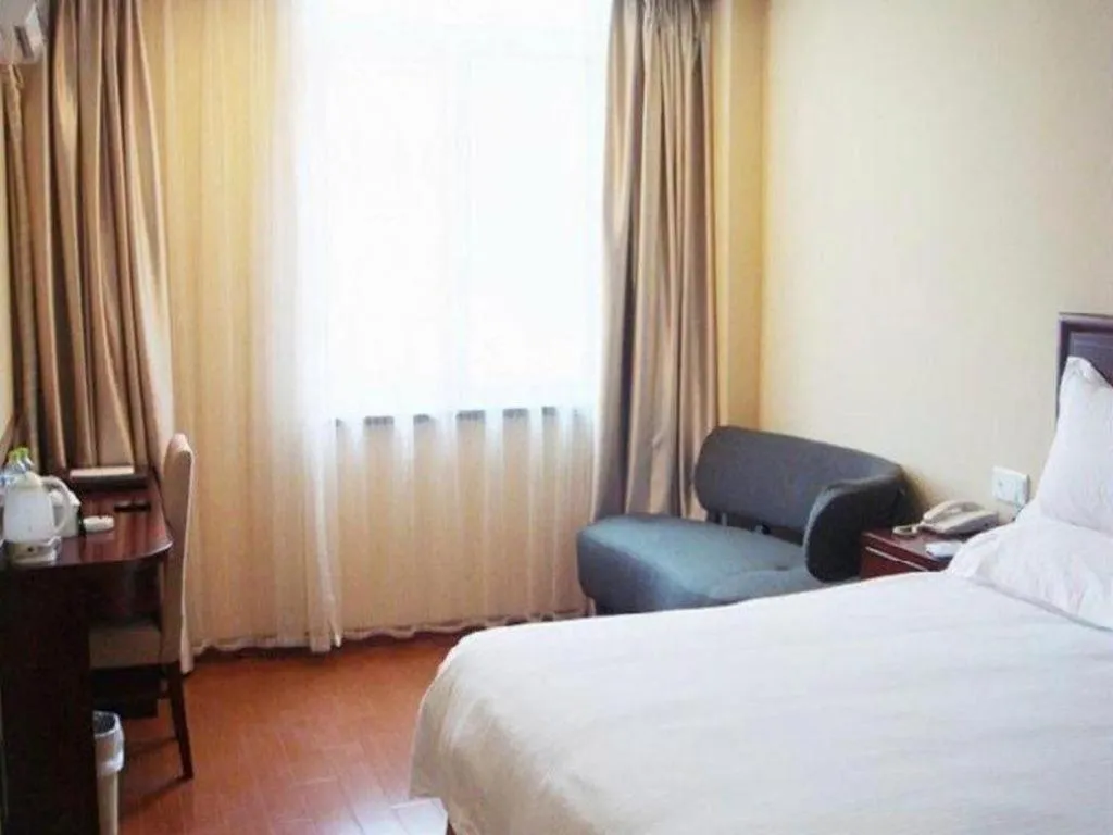 Bed in GreenTree Inn Shanghai Songjiang Xinqiao Jiuxin Road Express Hotel