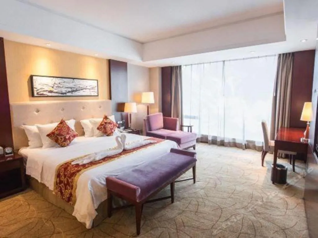 Bed in Wuhan Soluxe Hotel
