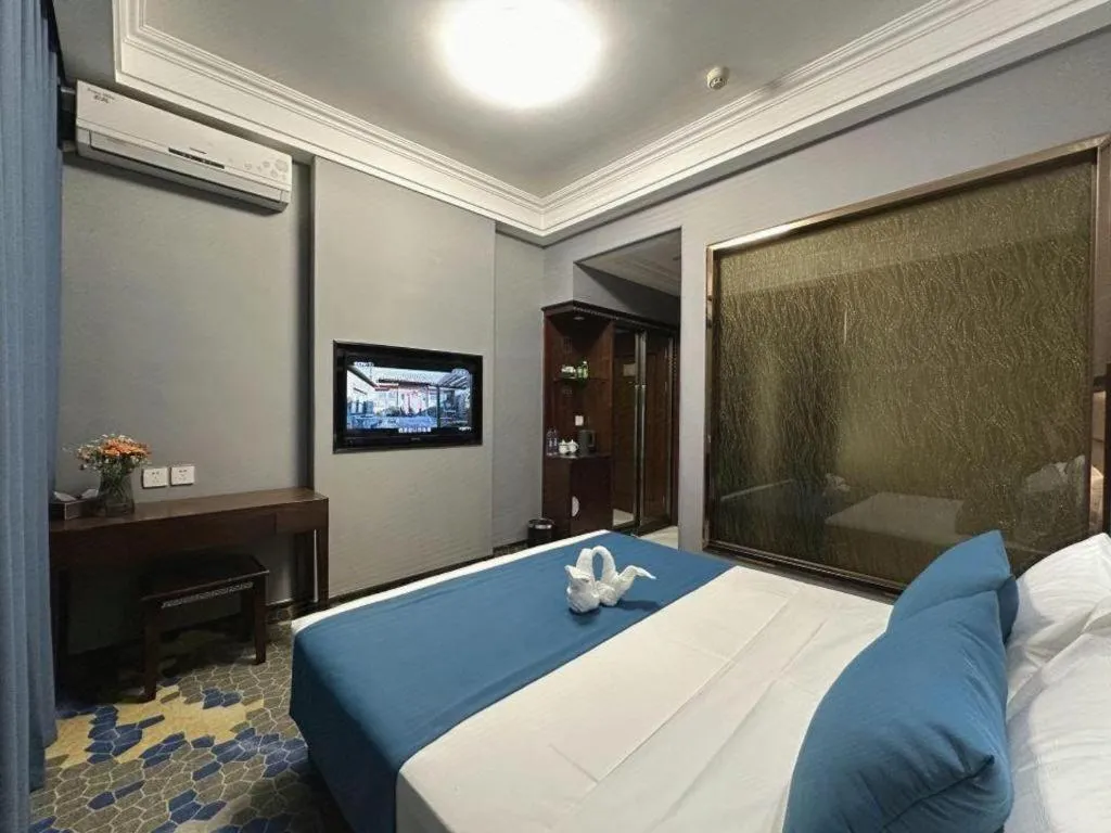 Bed in Dunhuang Dunhe Hotel